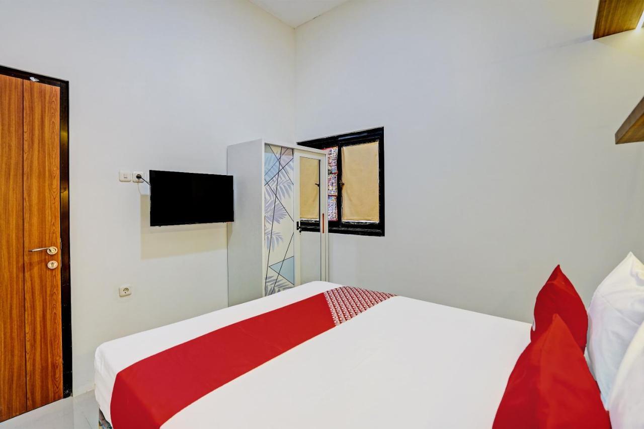 Oyo 92435 Sunlo Cozy Home Family Homestay Syariah 泗水 外观 照片