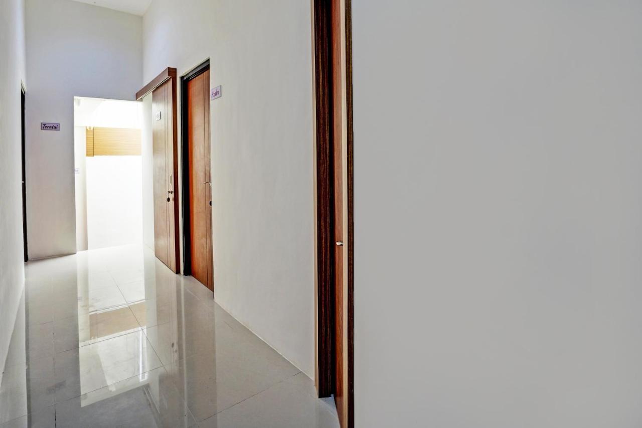 Oyo 92435 Sunlo Cozy Home Family Homestay Syariah 泗水 外观 照片