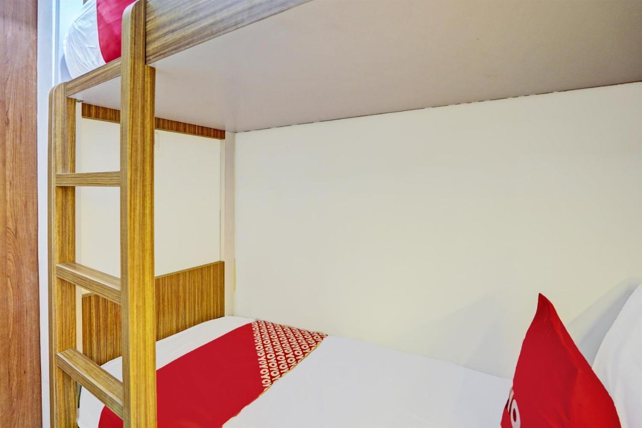 Oyo 92435 Sunlo Cozy Home Family Homestay Syariah 泗水 外观 照片