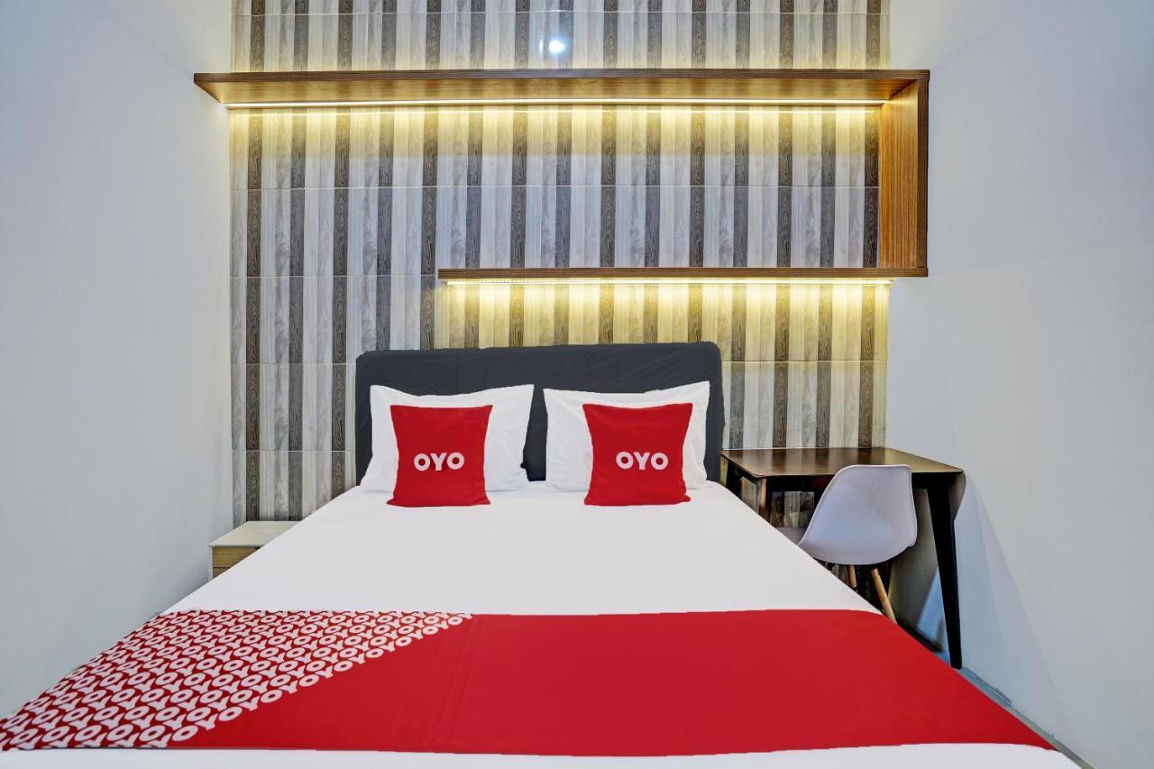 Oyo 92435 Sunlo Cozy Home Family Homestay Syariah 泗水 外观 照片