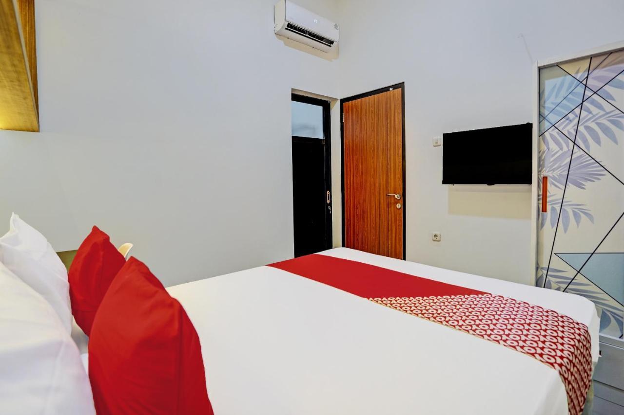 Oyo 92435 Sunlo Cozy Home Family Homestay Syariah 泗水 外观 照片