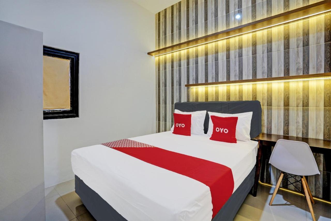 Oyo 92435 Sunlo Cozy Home Family Homestay Syariah 泗水 外观 照片