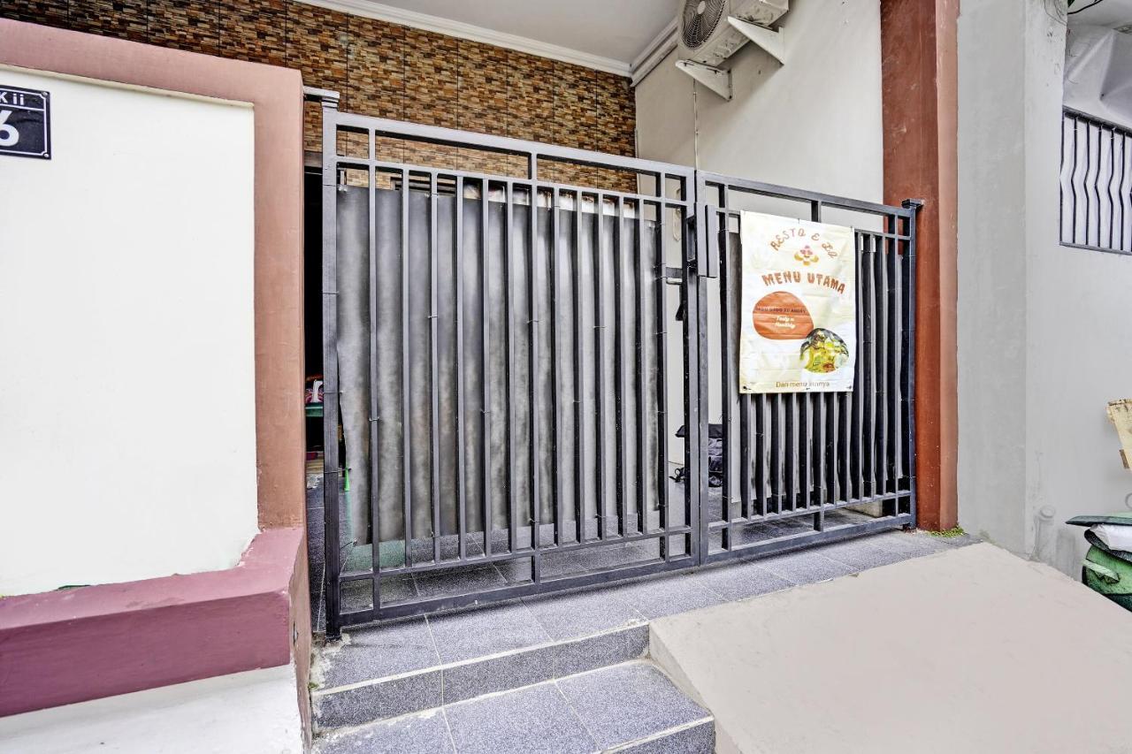 Oyo 92435 Sunlo Cozy Home Family Homestay Syariah 泗水 外观 照片