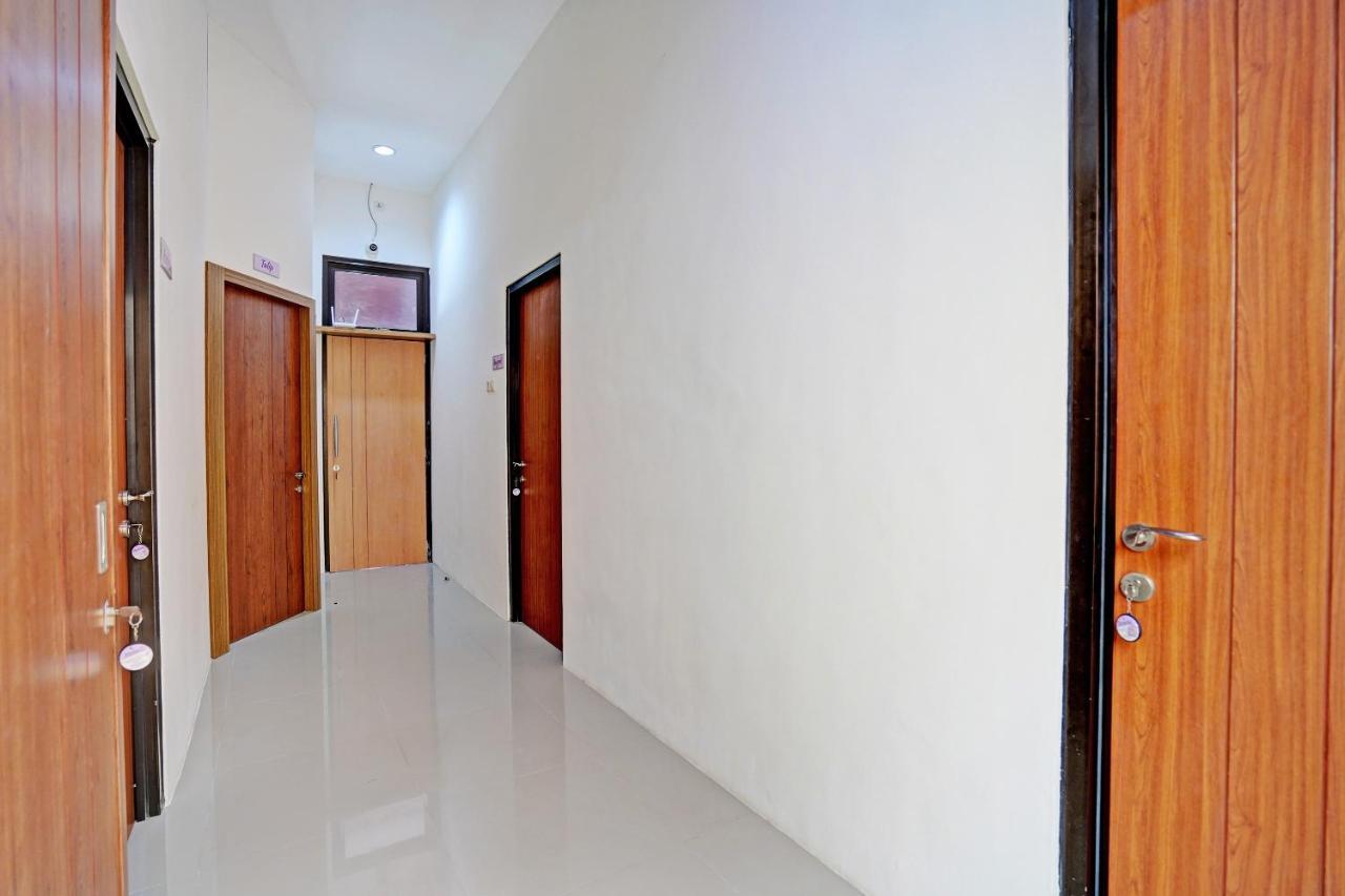 Oyo 92435 Sunlo Cozy Home Family Homestay Syariah 泗水 外观 照片