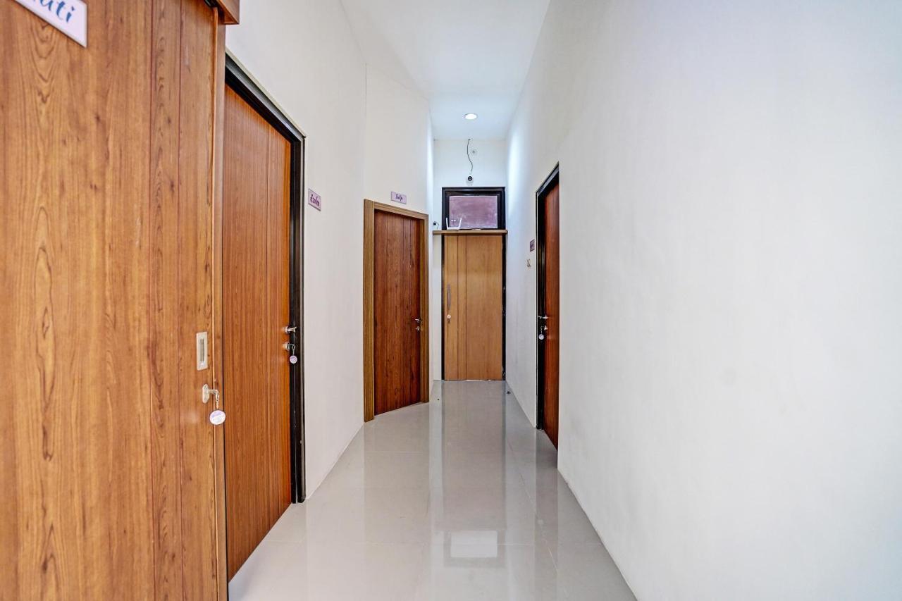 Oyo 92435 Sunlo Cozy Home Family Homestay Syariah 泗水 外观 照片