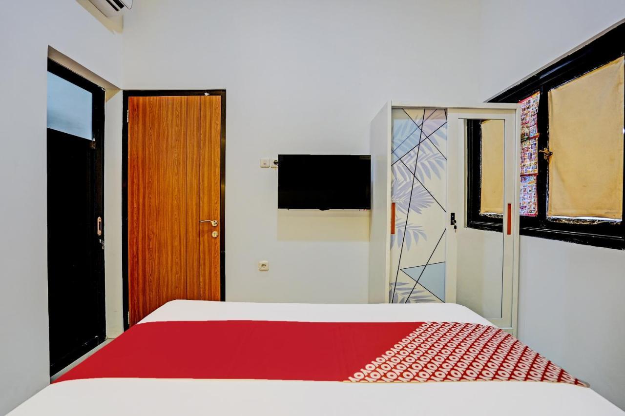 Oyo 92435 Sunlo Cozy Home Family Homestay Syariah 泗水 外观 照片