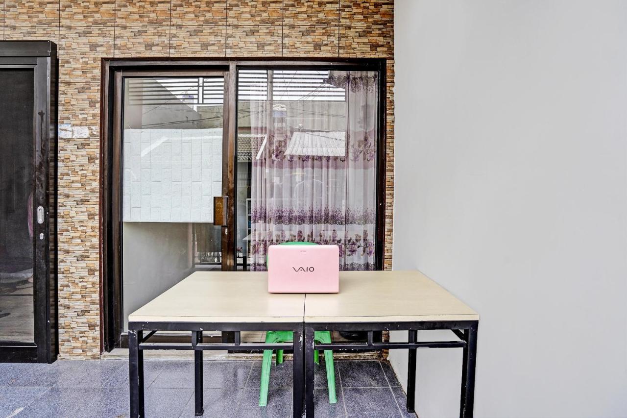 Oyo 92435 Sunlo Cozy Home Family Homestay Syariah 泗水 外观 照片