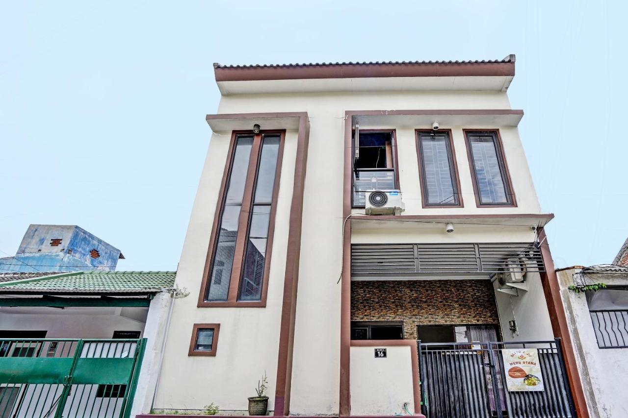 Oyo 92435 Sunlo Cozy Home Family Homestay Syariah 泗水 外观 照片