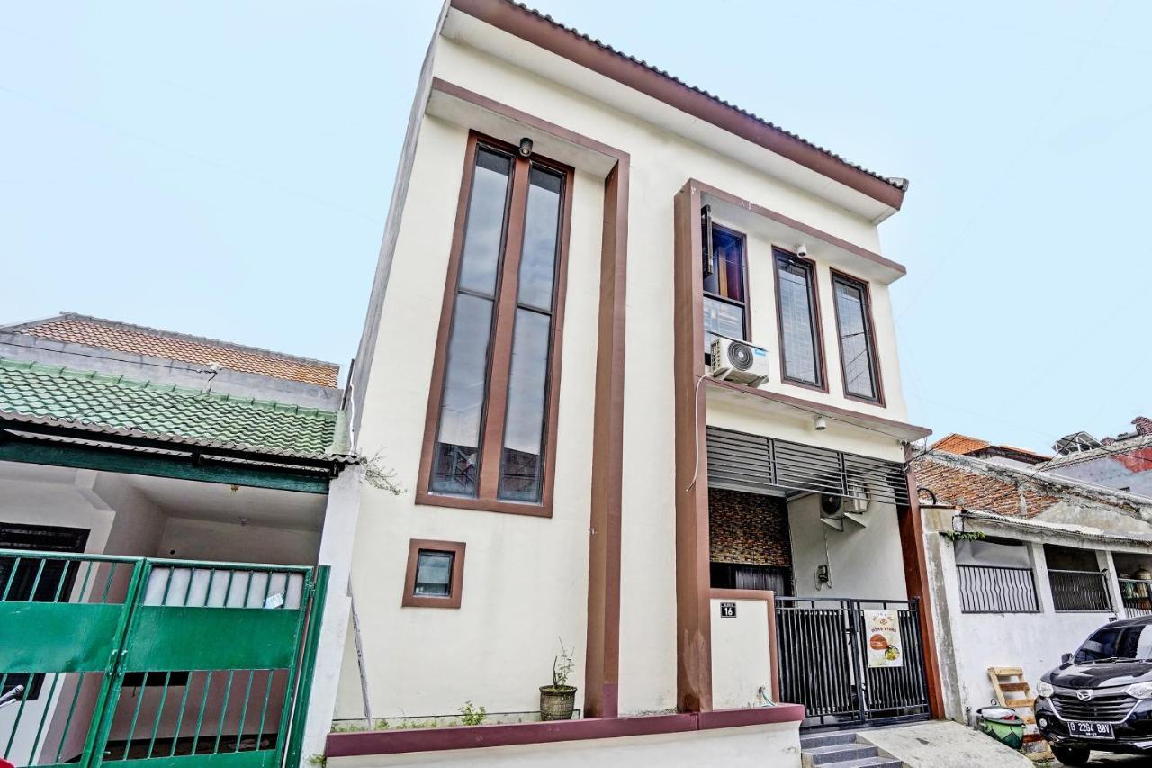 Oyo 92435 Sunlo Cozy Home Family Homestay Syariah 泗水 外观 照片